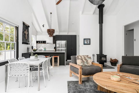 A PERFECT STAY - Black Star - Australian Directory 0