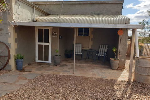 A Real Bush Retreat. Kangas, Emus & Starry Skies. - Australian Directory 2