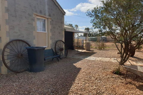 A Real Bush Retreat. Kangas, Emus & Starry Skies. - Australian Directory 3