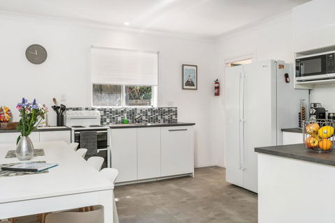 A SWEET ESCAPE - Carefree Beach Home - Australian Directory 1
