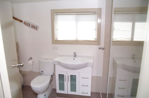 AAA Views, 2 View Street - Australian Directory 3