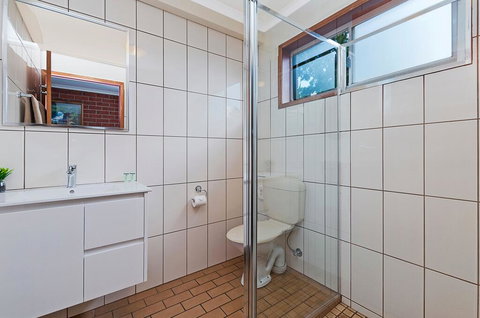 AAt 28 Goldsmith Motel - Australian Directory 3