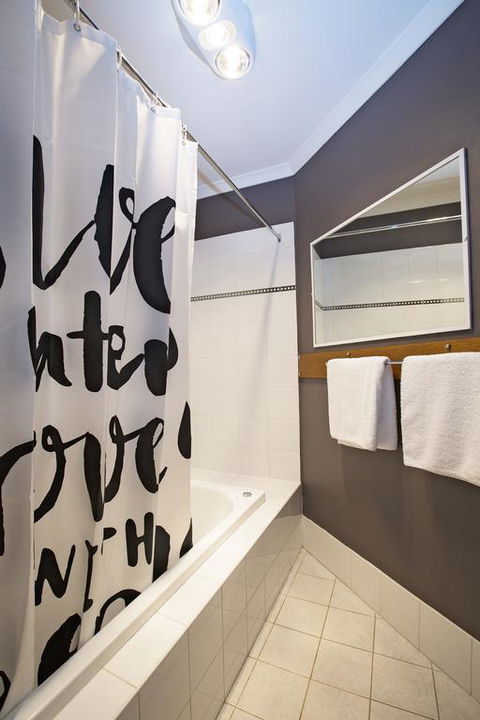 Acacia 2 - Luxurious Holiday Townhouse - Australian Directory 3