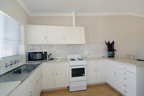 Acacia Holiday & Business Stay - Australian Directory 2