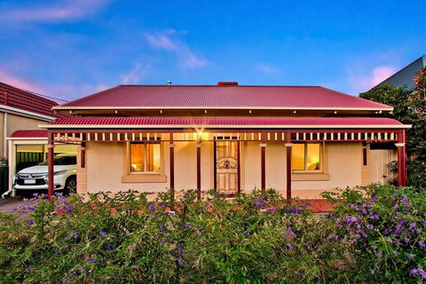 Adelaide 4 Bedroom House With Pool - Australian Directory 1