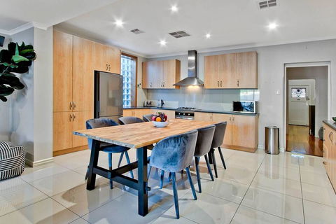 Adelaide 4 Bedroom House With Pool - Australian Directory 2