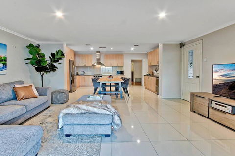 Adelaide 4 Bedroom House With Pool - Australian Directory 3