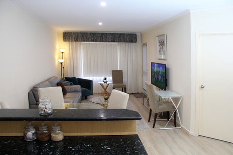 ADELAIDE CBD APARTMENT - 3BR, 2BATH & CARPARK - Australian Directory 0