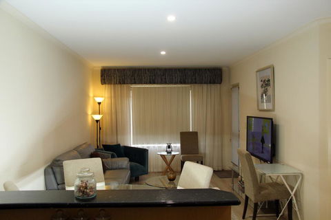 ADELAIDE CBD APARTMENT - 3BR, 2BATH & CARPARK - Australian Directory 2