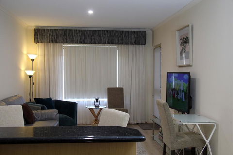 ADELAIDE CBD APARTMENT - 3BR, 2BATH & CARPARK - Australian Directory 1