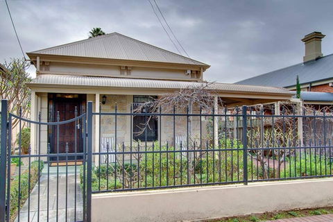 Adelaide Close CBD Large Private Studio Apartment In St Peters - Australian Directory 0