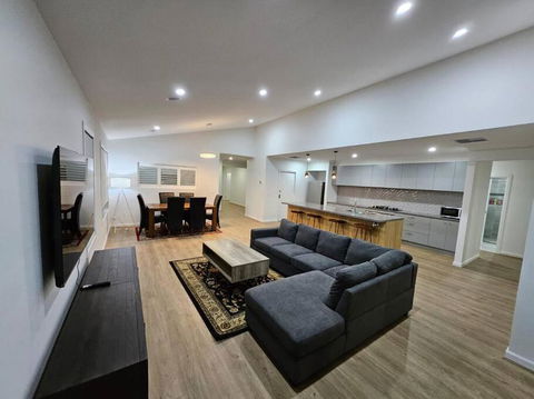 E 4 Room Retreat Family Friendly - Australian Directory 0