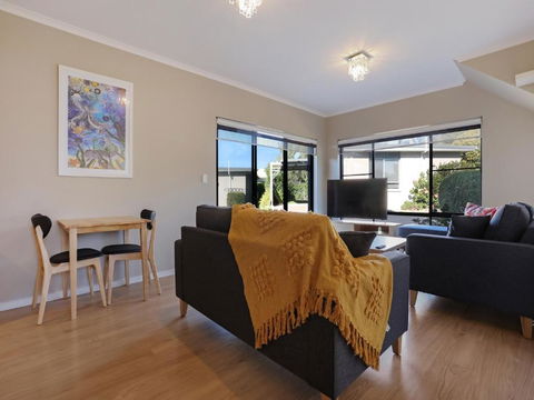 Eagle Heights Holiday Units - Australian Directory 2