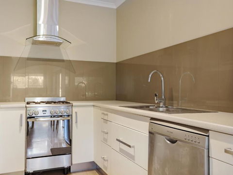 Eagle Heights Holiday Units - Australian Directory 3