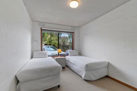 Eastern Beach Unit 1 - Australian Directory 3