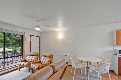 Eastern Beach Unit 5 - Australian Directory 2