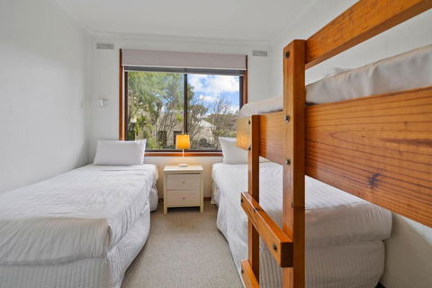 Eastern Beach Unit 5 - Australian Directory 4