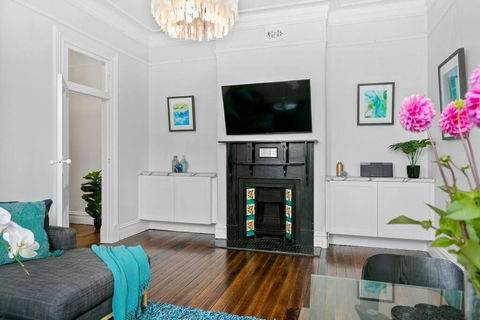 EDW19 - Stylish 2-Bed, 2-Bath Townhose In Drummoyne - Australian Directory 2