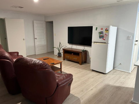 Double Room Share Bathroom And Kitchen - Australian Directory 4
