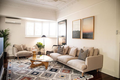 Elegant Federation Home Near The Airport - Australian Directory 2