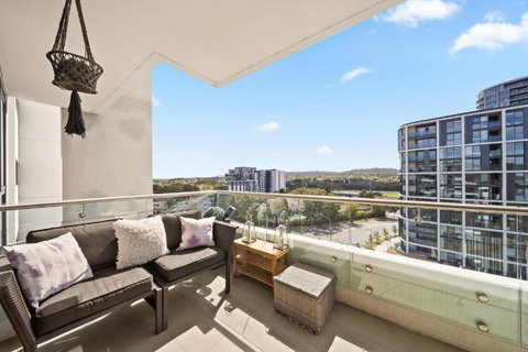 Elegant 2-Bed With Pool Alfresco Dining & Balcony - Australian Directory 1