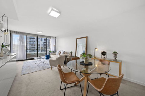 Elegant 2-Bed With Pool Alfresco Dining & Balcony - Australian Directory 0