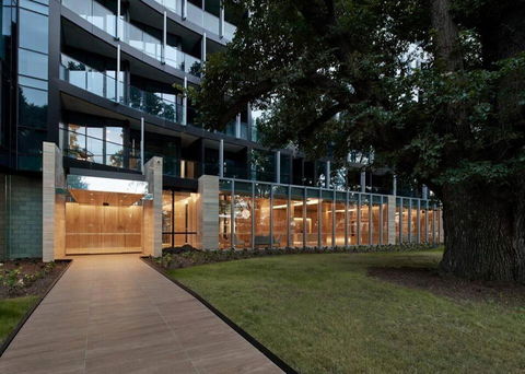 Elegant Apartment In Park With Rooftop Infinity Pool On St Kilda Road, Melbourne - Australian Directory 1