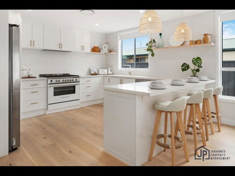 Elegant Beachside Retreat With Luxurious Amenities - Australian Directory 3
