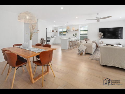 Elegant Beachside Retreat With Luxurious Amenities - Australian Directory 1