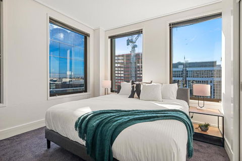 Elegant Emerald 3 Bed Apartment At Albert Park With Parking - Australian Directory 3