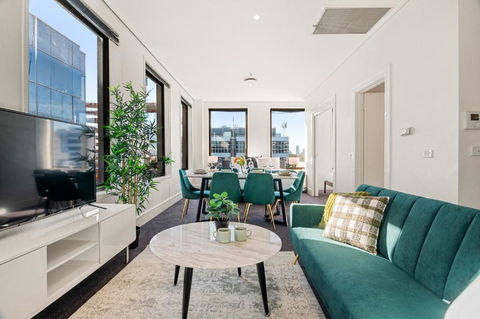 Elegant Emerald 3 Bed Apartment At Albert Park With Parking - Australian Directory 0