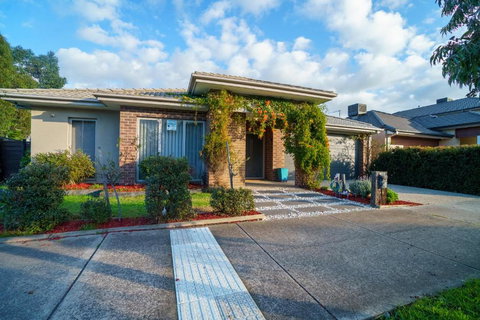 Elegant Family Retreat With Home Office - Australian Directory 0