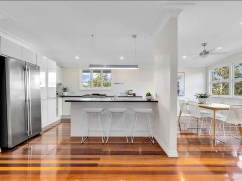 Elegant Villa Near Shopping Mall - Australian Directory 0