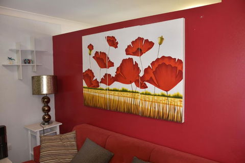 Entire Family Home With Private Pool - Australian Directory 3