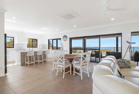 ESCAPE WITH A VIEW - Australian Directory 0