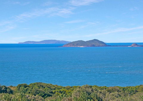 ESCAPE WITH A VIEW - Australian Directory 3