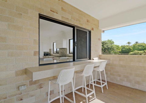 ESCAPE WITH A VIEW - Australian Directory 4