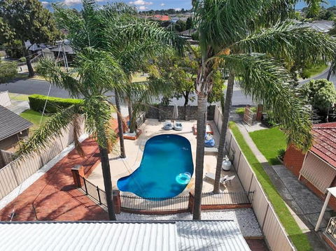 Evies White House Oasis I Pool & Close To Airport - Australian Directory 0
