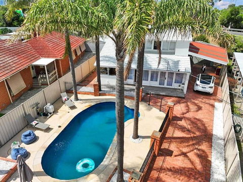 Evies White House Oasis I Pool & Close To Airport - Australian Directory 1
