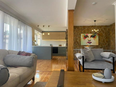 Evies White House Oasis I Pool & Close To Airport - Australian Directory 2