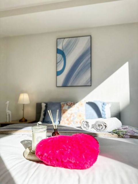 FC104 -1 BATH 2 BR Modern Oasis With, Pool & Gym - Australian Directory 0