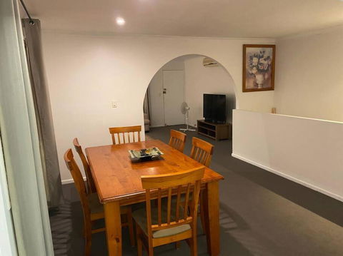 FAMILY 3-bedroom Everton Hills Apartment - Australian Directory 0