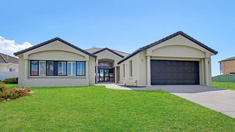 FLOATING ON THE CANALS - 80 COMMODORE CRES - Australian Directory 0
