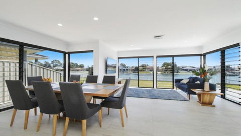 FLOATING ON THE CANALS - 80 COMMODORE CRES - Australian Directory 1