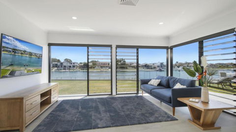 FLOATING ON THE CANALS - 80 COMMODORE CRES - Australian Directory 2