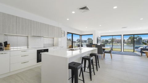 FLOATING ON THE CANALS - 80 COMMODORE CRES - Australian Directory 4