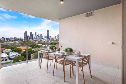 Gabba Oasis:Luxury 3BRM Apt Pool - Australian Directory 3