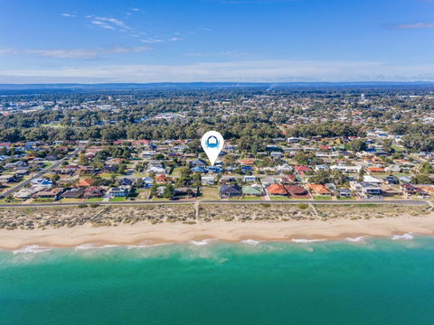 Giggles Beach House In Silver Sands - Australian Directory 0