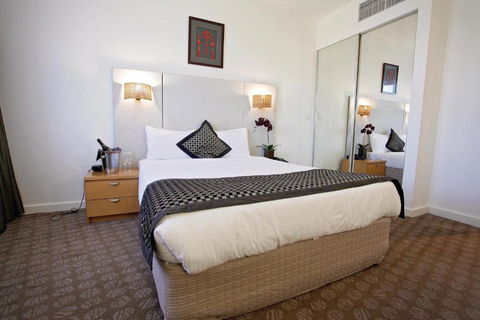 Golden Pebble Hotel - Australian Directory 1