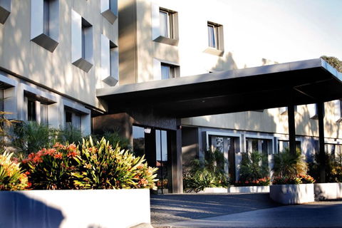 Golden Pebble Hotel - Australian Directory 0